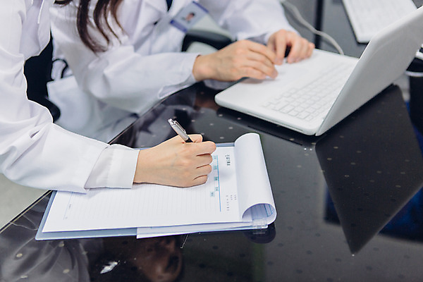 포토 JPG 손 여자 남자 의학 실내 병원 성인 두명 신체부위 30대 노트북 진료 한국인 의사 기록 서류판 성인만 국내포토 사람 동양인 내부 장년 전자제품 사무용품 의료진 파일형식