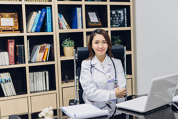 포토 JPG 여자 의학 청진기 실내 병원 한명 앉기 상반신 성인 30대 노트북 한국인 의사 의사가운 책상 여의사 국내포토 1 가구 의료기기 모션 사람 동양인 내부 장년 전자제품 의료진 가운 파일형식 직업 옷 생활용품 인종 오브젝트
