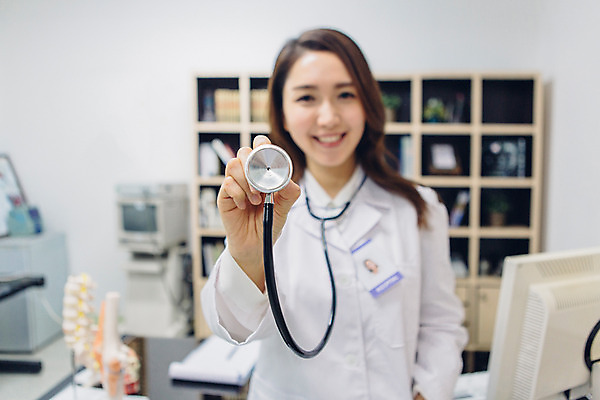 포토 JPG 여자 의학 청진기 실내 병원 한명 들기 손짓 상반신 성인 앞모습 아웃포커스 30대 진료 한국인 의사 의사가운 여의사 국내포토 1 뷰포인트 의료기기 모션 촬영기법 사람 동양인 내부 장년 의료진 가운 파일형식