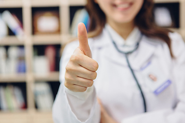 포토 JPG 여자 의학 실내 병원 한명 손짓 상반신 성인 앞모습 아웃포커스 30대 한국인 의사 엄지손가락 의사가운 여의사 국내포토 1 뷰포인트 손가락 모션 촬영기법 사람 동양인 내부 장년 의료진 가운 파일형식