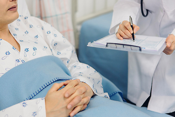 포토 JPG 여자 남자 의학 실내 병원 성인 두명 진료 한국인 환자 의사 기록 환자복 병실 병원침대 서류판 성인만 국내포토 옷 사람 동양인 내부 사무용품 의료진 침대 파일형식