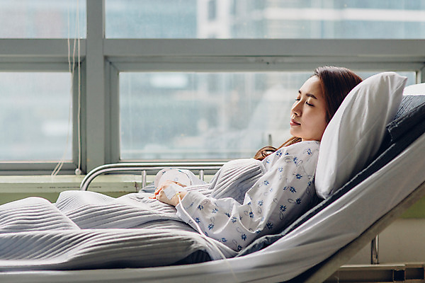 포토 JPG 여자 의학 실내 병원 한명 성인 옆모습 30대 눕기 한국인 환자 잠 환자복 병실 병원침대 국내포토 1 옷 뷰포인트 모션 사람 동양인 내부 장년 침대 파일형식