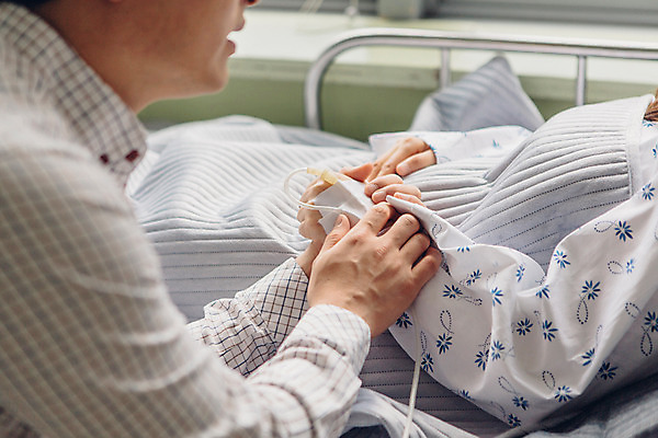 포토 JPG 부부 여자 남자 의학 가족 실내 병원 성인 두명 30대 손잡기 한국인 환자 간호 환자복 병실 간병인 병원침대 성인만 국내포토 직업 커플 옷 관계 모션 사람 동양인 내부 장년 침대 파일형식