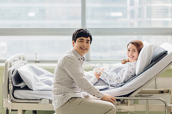 포토 JPG 부부 여자 남자 의학 가족 실내 병원 미소 성인 두명 30대 손잡기 한국인 환자 간호 환자복 병실 간병인 병원침대 성인만 국내포토 직업 커플 옷 관계 모션 표정 사람 동양인 내부 장년 침대 파일형식