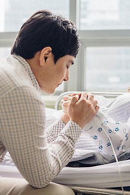 포토 JPG 여자 남자 의학 가족 실내 병원 성인 두명 옆모습 30대 손잡기 한국인 환자 기도 간호 환자복 병실 간병인 간절함 병원침대 성인만 국내포토 직업 옷 뷰포인트 컨셉 관계 모션 사람 동양인 내부 장년 침대 파일형식