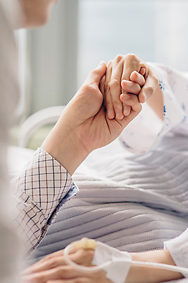 포토 JPG 손 여자 남자 의학 가족 실내 병원 성인 두명 30대 손잡기 희망 한국인 환자 간호 환자복 병실 간병인 성인만 국내포토 직업 옷 감정 관계 모션 사람 동양인 내부 신체부위 장년 파일형식