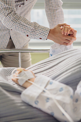 포토 JPG 부부 여자 남자 의학 가족 실내 병원 성인 두명 30대 손잡기 한국인 환자 간호 환자복 병실 간병인 병원침대 치유 성인만 국내포토 직업 커플 옷 관계 모션 사람 동양인 내부 장년 침대 파일형식