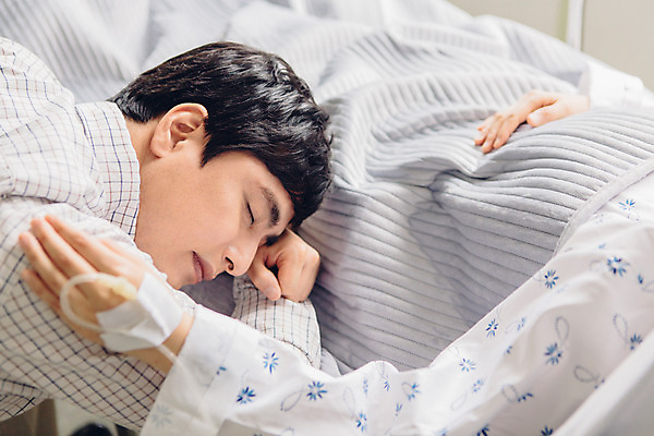 포토 JPG 부부 여자 남자 엎드리기 의학 가족 실내 병원 성인 두명 30대 한국인 환자 잠 간호 환자복 병실 간병인 병원침대 성인만 국내포토 직업 커플 옷 관계 모션 사람 동양인 내부 장년 침대 파일형식