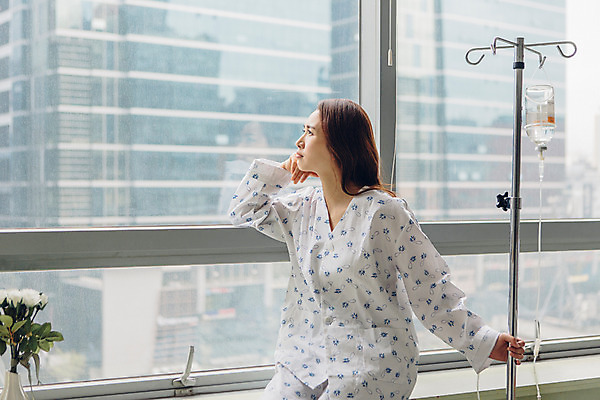 포토 JPG 여자 창문 의학 실내 병원 한명 성인 옆모습 30대 턱괴기 한국인 환자 링거 환자복 병실 링거걸이 국내포토 1 옷 뷰포인트 의료기기 모션 사람 동양인 내부 장년 파일형식
