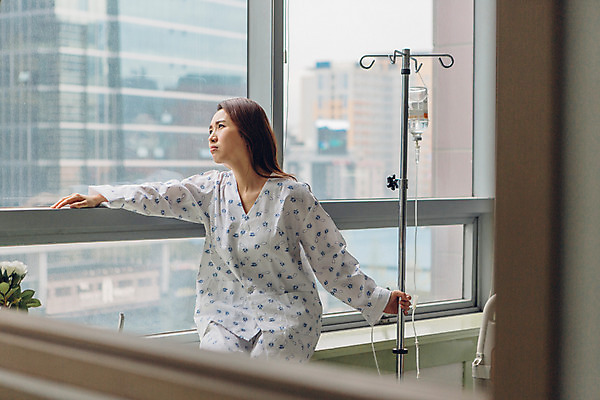 포토 JPG 여자 창문 의학 실내 병원 한명 성인 옆모습 30대 한국인 환자 링거 지루함 환자복 병실 링거걸이 국내포토 1 옷 감정 뷰포인트 의료기기 사람 동양인 내부 장년 파일형식