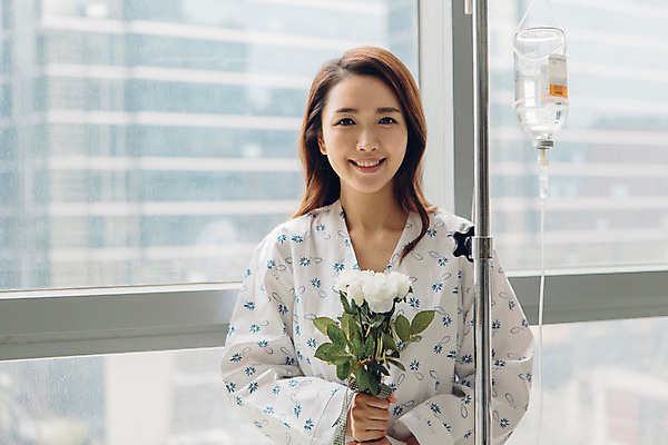 포토 JPG 여자 창문 의학 실내 병원 한명 미소 성인 앞모습 30대 장미 한국인 환자 링거 환자복 병실 링거걸이 국내포토 1 옷 꽃 뷰포인트 의료기기 표정 사람 동양인 내부 장년 파일형식
