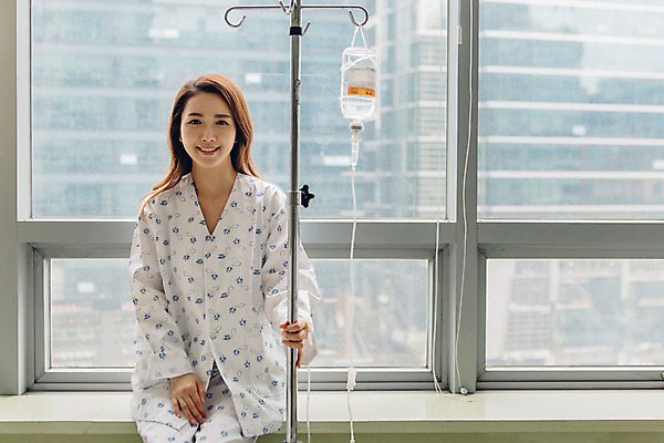 포토 JPG 여자 창문 의학 실내 병원 한명 성인 앞모습 30대 한국인 환자 링거 창가 환자복 병실 링거걸이 국내포토 1 옷 뷰포인트 의료기기 사람 동양인 내부 장년 파일형식