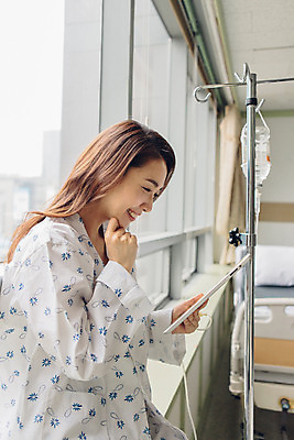 포토 JPG 여자 의학 실내 병원 한명 미소 들기 성인 옆모습 30대 태블릿 한국인 환자 링거 창가 환자복 병실 링거걸이 국내포토 1 옷 뷰포인트 창문 의료기기 모션 표정 사람 동양인 내부 장년 전자제품 스마트기기 파일형식