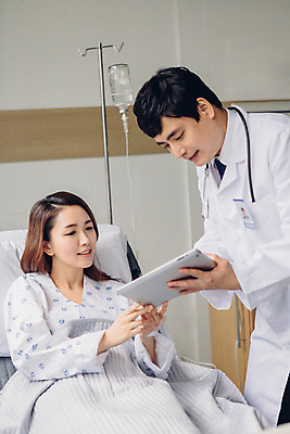 포토 JPG 여자 남자 의학 실내 병원 성인 두명 옆모습 30대 태블릿 한국인 환자 의사 링거 환자복 병실 링거걸이 병원침대 성인만 국내포토 옷 뷰포인트 의료기기 사람 동양인 내부 장년 전자제품 스마트기기 의료진 침대 파일형식