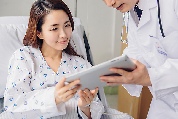 포토 JPG 여자 남자 의학 실내 병원 설명 앉기 성인 두명 30대 태블릿 진료 한국인 환자 의사 환자복 병실 병원침대 성인만 국내포토 옷 모션 사람 동양인 내부 장년 전자제품 스마트기기 의료진 침대 파일형식