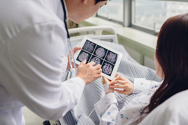 포토 JPG 여자 남자 40대 중년 의학 엑스레이 실내 병원 설명 성인 두명 30대 진료 한국인 환자 의사 환자복 병실 병원침대 국내포토 옷 모션 사람 동양인 내부 장년 의료진 침대 파일형식