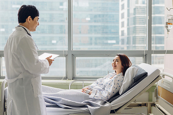 포토 JPG 여자 남자 40대 중년 의학 실내 병원 성인 두명 옆모습 30대 태블릿 진료 한국인 환자 의사 링거 환자복 병실 링거걸이 병원침대 국내포토 옷 뷰포인트 의료기기 사람 동양인 내부 장년 전자제품 스마트기기 의료진 침대 파일형식