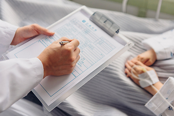 포토 JPG 손 여자 남자 의학 실내 병원 성인 두명 아웃포커스 신체부위 한국인 환자 의사 기록 환자복 병실 병원침대 서류판 성인만 국내포토 옷 촬영기법 사람 동양인 내부 사무용품 의료진 침대 파일형식