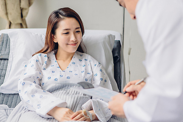 포토 JPG 여자 남자 의학 실내 병원 성인 두명 30대 진료 한국인 환자 의사 환자복 병실 병원침대 서류판 성인만 국내포토 옷 사람 동양인 내부 장년 사무용품 의료진 침대 파일형식