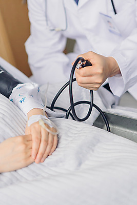 포토 JPG 손 여자 남자 40대 중년 의학 실내 병원 성인 두명 옆모습 신체부위 30대 진료 한국인 환자 의사 환자복 혈압계 병실 병원침대 혈압측정 국내포토 옷 뷰포인트 의료기기 사람 동양인 내부 장년 의료진 침대 측정 혈압 파일형식