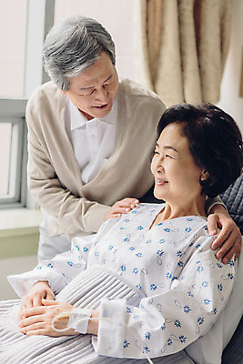 포토 JPG 여자 할아버지 노년 남자 할머니 의학 가족 실내 병원 성인 두명 옆모습 노부부 한국인 환자 60대 간호 환자복 병실 간병인 병원침대 성인만 국내포토 직업 부부 옷 뷰포인트 관계 사람 동양인 내부 침대 파일형식