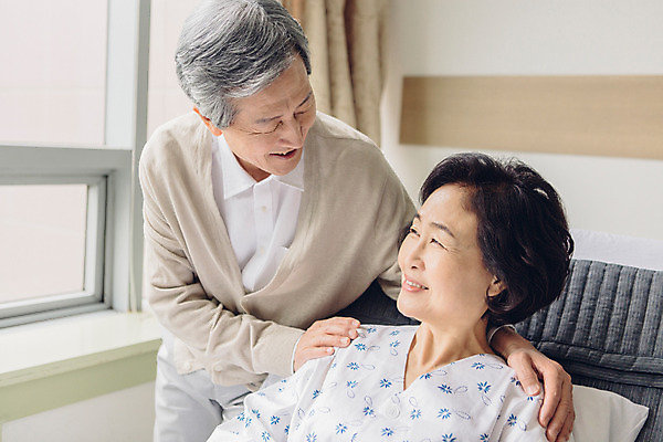 포토 JPG 여자 할아버지 노년 남자 할머니 의학 가족 실내 병원 성인 두명 옆모습 노부부 한국인 환자 60대 간호 환자복 병실 간병인 병원침대 성인만 국내포토 직업 부부 옷 뷰포인트 관계 사람 동양인 내부 침대 파일형식