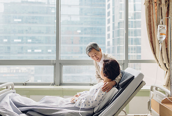 포토 JPG 여자 할아버지 노년 남자 할머니 의학 가족 실내 병원 성인 두명 옆모습 노부부 한국인 환자 60대 링거 간호 환자복 병실 간병인 링거걸이 병원침대 성인만 국내포토 직업 부부 옷 뷰포인트 관계 의료기기 사람 동양인 내부 침대 파일형식