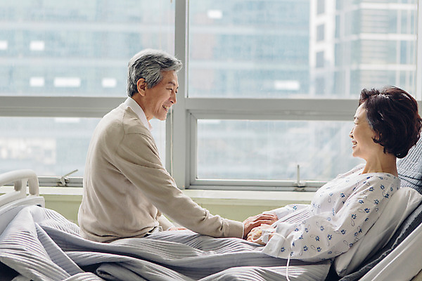 포토 JPG 여자 할아버지 노년 남자 할머니 창문 의학 가족 실내 병원 성인 두명 옆모습 마주보기 노부부 한국인 환자 60대 간호 환자복 병실 간병인 병원침대 성인만 국내포토 직업 부부 옷 뷰포인트 관계 모션 사람 동양인 내부 침대 파일형식