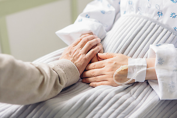 포토 JPG 여자 할아버지 노년 남자 할머니 의학 가족 실내 병원 성인 두명 옆모습 손잡기 노부부 한국인 환자 60대 간호 환자복 병실 위로 간병인 병원침대 성인만 국내포토 직업 부부 옷 뷰포인트 관계 모션 사람 동양인 내부 침대 파일형식