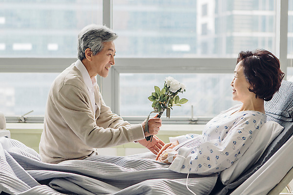 포토 JPG 여자 할아버지 노년 남자 할머니 꽃다발 의학 가족 실내 병원 선물 성인 두명 옆모습 장미 노부부 한국인 환자 60대 간호 환자복 병실 간병인 병원침대 성인만 국내포토 직업 부부 옷 꽃 뷰포인트 관계 사람 동양인 내부 침대 파일형식