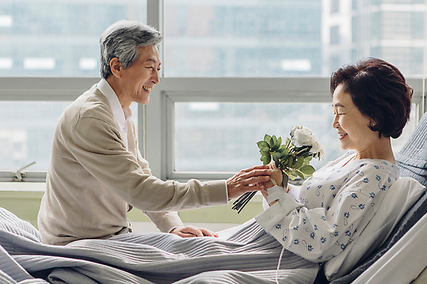 포토 JPG 여자 할아버지 노년 남자 할머니 꽃다발 의학 가족 실내 병원 선물 웃음 성인 두명 옆모습 장미 노부부 한국인 환자 60대 간호 환자복 병실 간병인 병원침대 성인만 국내포토 직업 부부 옷 꽃 뷰포인트 관계 표정 사람 동양인 내부 침대 파일형식