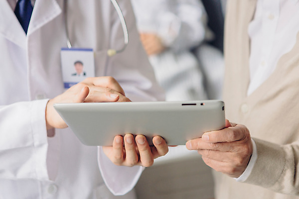 포토 JPG 손 여자 남자 의학 가족 실내 병원 설명 성인 아웃포커스 신체부위 세명 30대 태블릿 진료 한국인 환자 의사 60대 간호 환자복 병실 간병인 성인만 국내포토 직업 옷 노년 관계 모션 촬영기법 사람 동양인 내부 장년 전자제품 스마트기기 의료진 파일형식