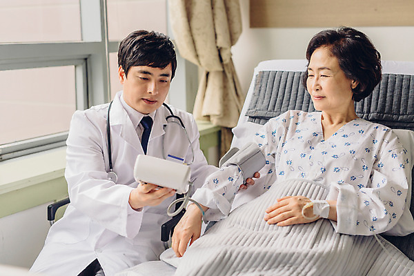 포토 JPG 여자 남자 의학 실내 병원 성인 두명 30대 눕기 진료 한국인 환자 의사 60대 환자복 혈압계 병실 병원침대 혈압측정 성인만 국내포토 옷 노년 의료기기 모션 사람 동양인 내부 장년 의료진 침대 측정 혈압 파일형식