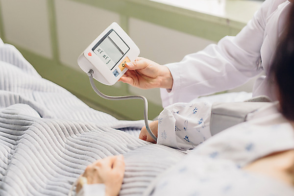 포토 JPG 여자 남자 의학 실내 병원 성인 두명 옆모습 진료 한국인 환자 의사 측정 환자복 혈압계 병실 병원침대 혈압측정 성인만 국내포토 옷 뷰포인트 의료기기 사람 동양인 내부 의료진 침대 혈압 파일형식