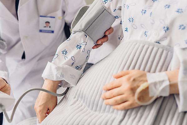 포토 JPG 여자 남자 의학 실내 병원 성인 두명 옆모습 진료 한국인 환자 의사 측정 환자복 혈압계 병실 병원침대 혈압측정 성인만 국내포토 옷 뷰포인트 의료기기 사람 동양인 내부 의료진 침대 혈압 파일형식