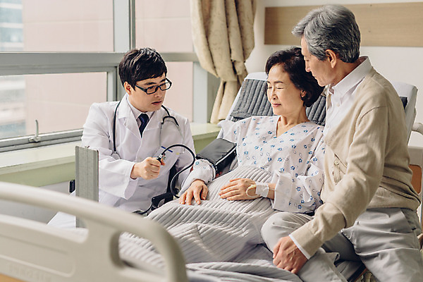 포토 JPG 여자 남자 의학 가족 실내 병원 성인 세명 30대 진료 한국인 환자 의사 60대 간호 환자복 혈압계 병실 간병인 병원침대 혈압측정 성인만 국내포토 직업 옷 노년 관계 의료기기 사람 동양인 내부 장년 의료진 침대 측정 혈압 파일형식