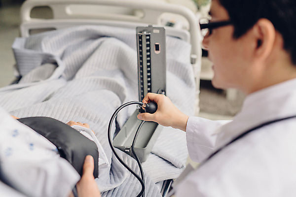 포토 JPG 여자 남자 의학 실내 병원 성인 두명 옆모습 아웃포커스 30대 진료 한국인 환자 의사 환자복 혈압계 병실 병원침대 혈압측정 성인만 국내포토 옷 뷰포인트 의료기기 촬영기법 사람 동양인 내부 장년 의료진 침대 측정 혈압 파일형식