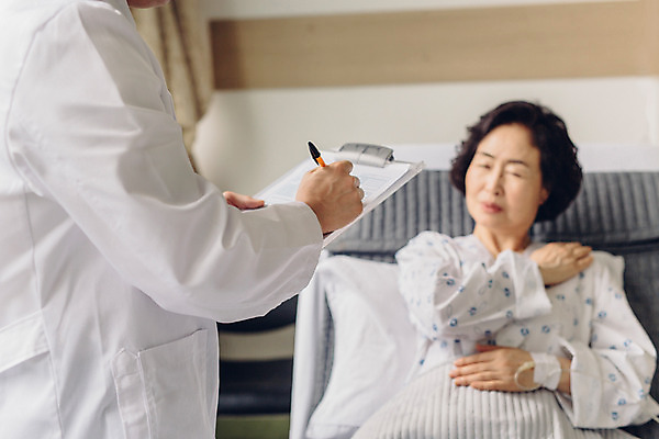 포토 JPG 여자 남자 의학 실내 병원 성인 두명 아웃포커스 눕기 진료 한국인 환자 의사 60대 환자복 병실 병원침대 서류판 성인만 국내포토 옷 노년 모션 촬영기법 사람 동양인 내부 사무용품 의료진 침대 파일형식