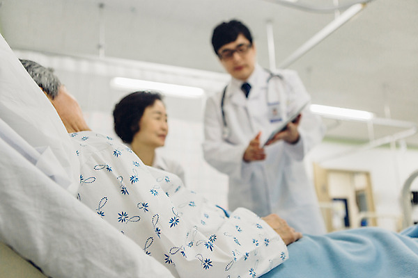 포토 JPG 여자 남자 의학 가족 실내 병원 성인 아웃포커스 세명 30대 태블릿 진료 한국인 환자 의사 60대 간호 환자복 병실 간병인 병원침대 성인만 국내포토 직업 옷 노년 관계 촬영기법 사람 동양인 내부 장년 전자제품 스마트기기 의료진 침대 파일형식