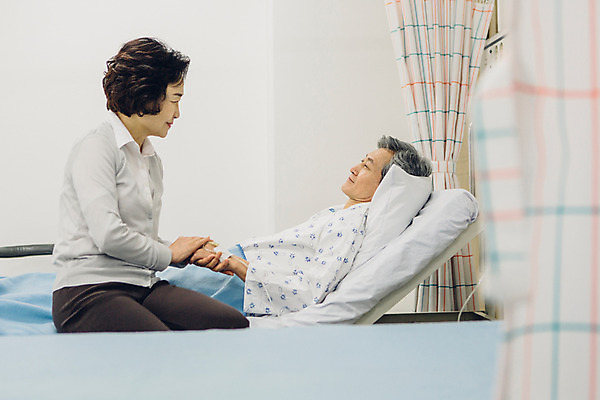 포토 JPG 여자 할아버지 노년 남자 할머니 의학 가족 실내 병원 성인 두명 옆모습 노부부 한국인 환자 60대 간호 환자복 병실 간병인 병원침대 성인만 국내포토 직업 부부 옷 뷰포인트 관계 사람 동양인 내부 침대 파일형식