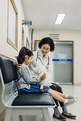 포토 JPG 여자 어린이 인형 의자 의학 실내 병원 앉기 소녀 성인 두명 옆모습 한국인 의사 의사가운 복도 60대 여의사 여자만 국내포토 노년 뷰포인트 가구 모션 사람 동양인 내부 의료진 가운 파일형식