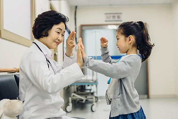 포토 JPG 여자 어린이 의학 친절 실내 병원 소녀 성인 두명 옆모습 한국인 환자 의사 의사가운 복도 60대 여의사 손뼉치기 국내포토 노년 뷰포인트 모션 사람 동양인 내부 의료진 가운 파일형식