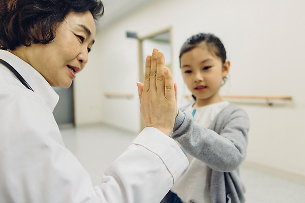 포토 JPG 여자 어린이 의학 친절 실내 병원 소녀 성인 아웃포커스 한국인 환자 의사 의사가운 복도 60대 여의사 하이파이브 손뼉치기 국내포토 노년 모션 촬영기법 사람 동양인 손짓 내부 의료진 가운 파일형식
