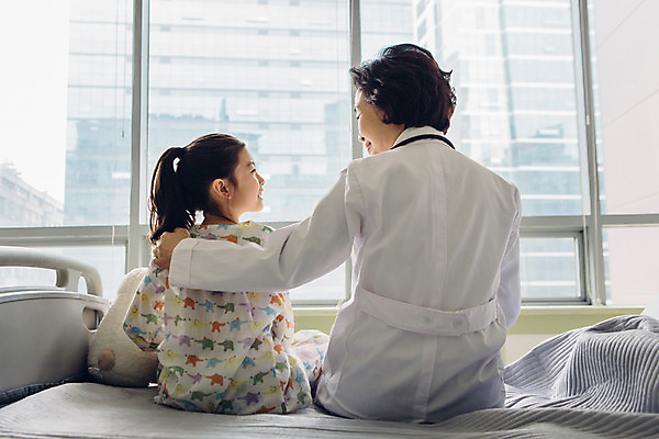 포토 JPG 여자 어린이 의학 실내 병원 앉기 소녀 성인 두명 뒷모습 희망 한국인 환자 의사 의사가운 60대 여의사 환자복 병실 위로 병원침대 국내포토 옷 노년 감정 뷰포인트 모션 사람 동양인 내부 의료진 침대 가운 파일형식