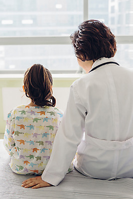 포토 옷 여자 노년 어린이 뷰포인트 의학 모션 병원 사람 동양인 내부 환자 의료진 의사 침대 가운 파일형식 뒷모습 두명 JPG 한국인 성인 실내 병원침대 환자복 의사가운 여의사 병실 60대 소녀 앉기 국내포토