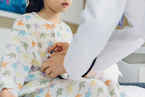 포토 JPG 여자 어린이 의학 청진기 실내 병원 앉기 소녀 성인 두명 진료 한국인 환자 의사 의사가운 여의사 환자복 병실 병원침대 국내포토 옷 의료기기 모션 사람 동양인 내부 의료진 침대 가운 파일형식