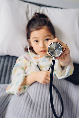 포토 JPG 여자 어린이 의학 청진기 실내 병원 한명 아웃포커스 눕기 한국인 환자 환자복 병실 병원침대 소녀만 국내포토 1 옷 의료기기 모션 촬영기법 사람 동양인 내부 침대 여자만 어린이만 파일형식