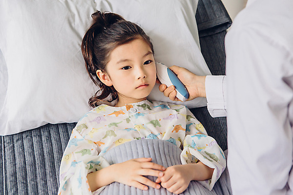 포토 JPG 여자 어린이 의학 실내 병원 성인 두명 앞모습 눕기 진료 한국인 환자 의사 의사가운 체온계 여의사 환자복 귀체온계 병원침대 국내포토 옷 뷰포인트 모션 사람 동양인 내부 의료진 침대 가운 온도계 파일형식