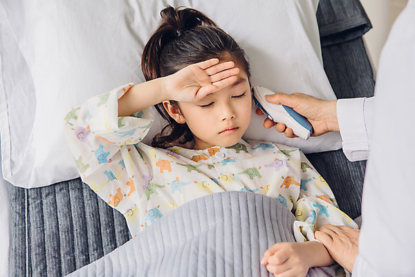 포토 JPG 여자 어린이 의학 실내 병원 성인 두명 앞모습 눕기 눈감음 진료 한국인 환자 의사 의사가운 체온계 여의사 환자복 귀체온계 병원침대 국내포토 옷 뷰포인트 모션 사람 동양인 내부 의료진 침대 가운 온도계 파일형식
