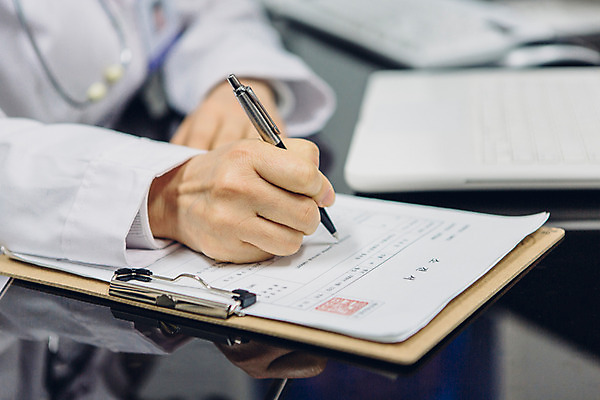 포토 JPG 손 여자 의학 실내 병원 한명 앉기 성인 아웃포커스 신체부위 노트북 펜 진료 한국인 의사 의사가운 60대 책상 여의사 서류작성 진료실 국내포토 1 노년 가구 모션 촬영기법 사람 동양인 내부 전자제품 필기구 의료진 기록 가운 파일형식